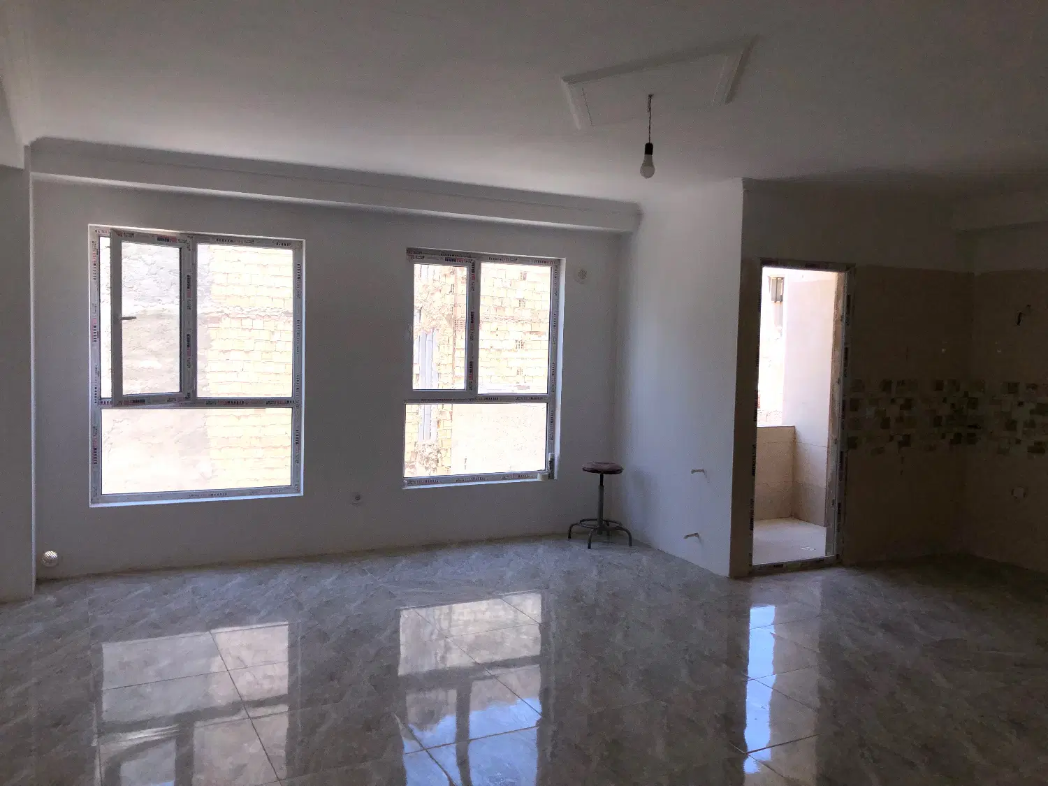 واحد ۹۵ متری در ابتدای خیابان سجاد