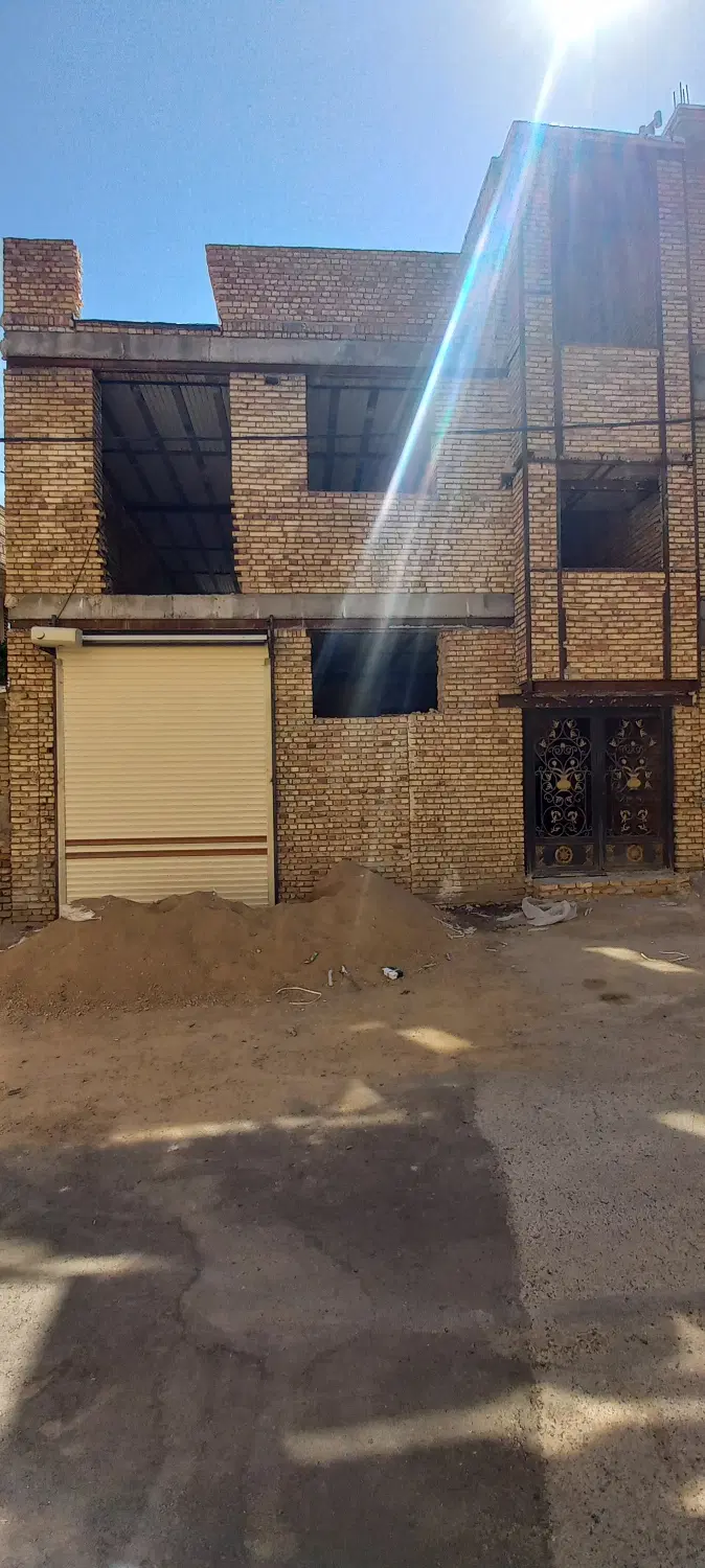حیاط نیمه کاره دوطبقه