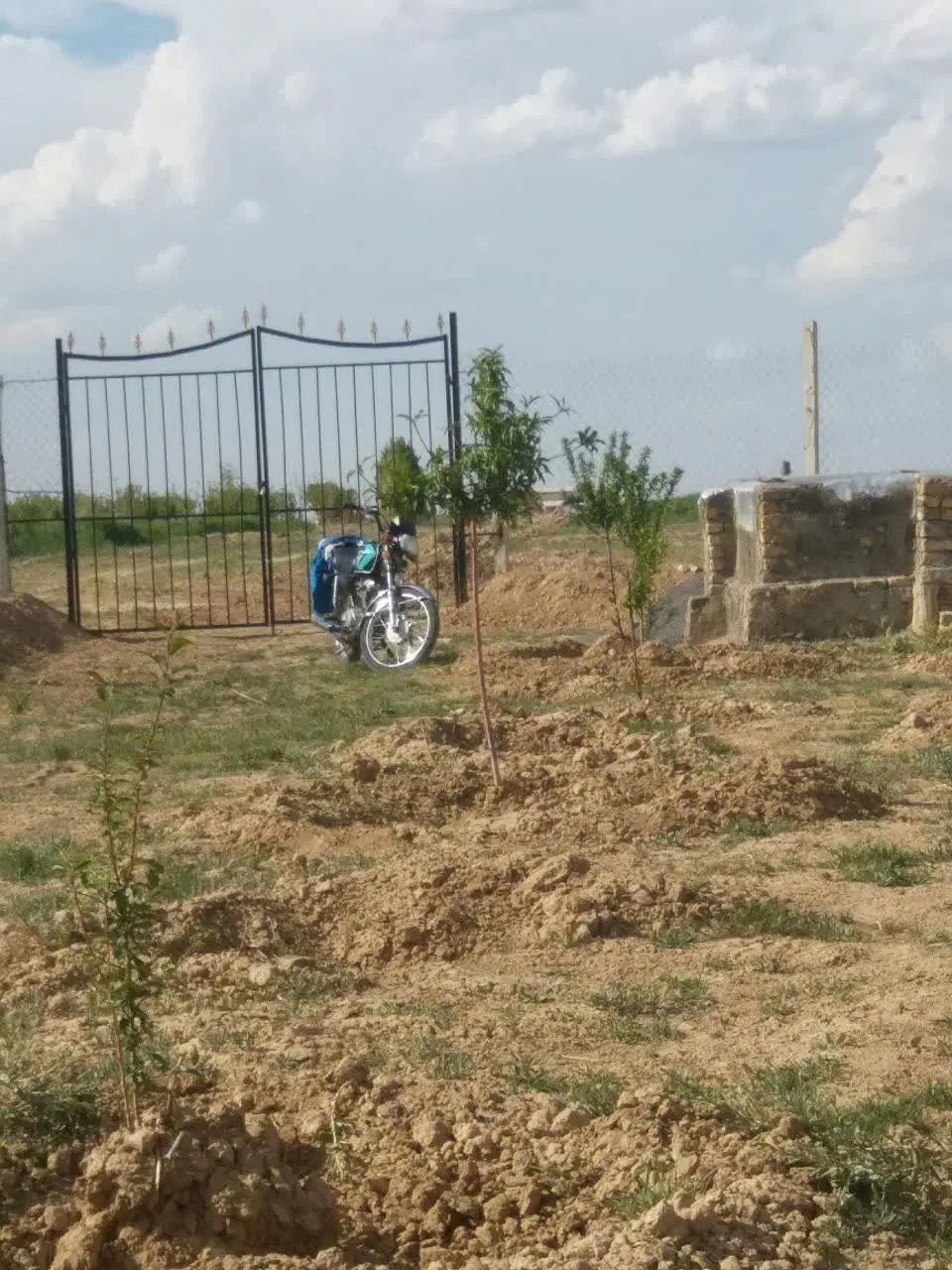 ۴۰۰متر زمین واقع در روستای شهرجرد (فنس شده)