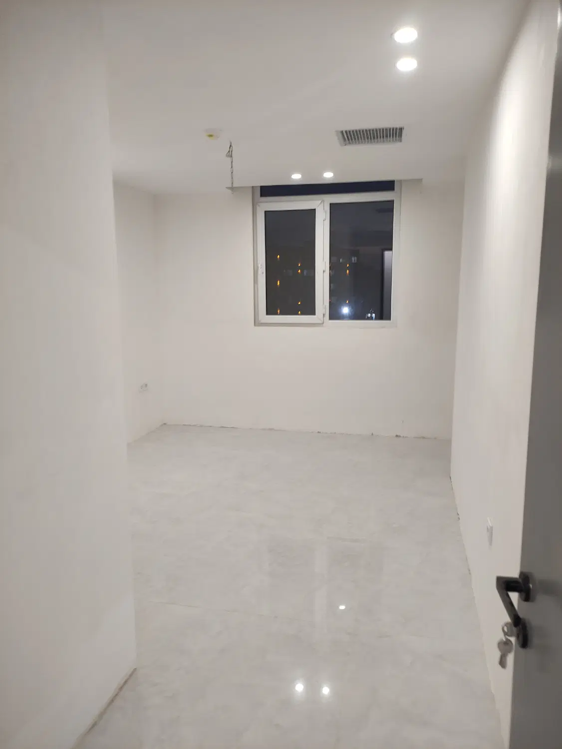 ۷۵ متری طبقه سوم با پارکینگ و انباری طالقانی