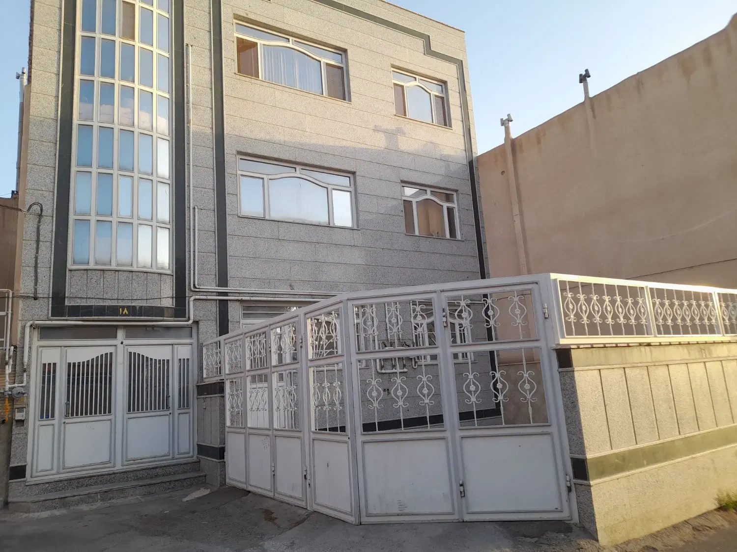 ویلایی ساختمان ۳ طبقه کامل