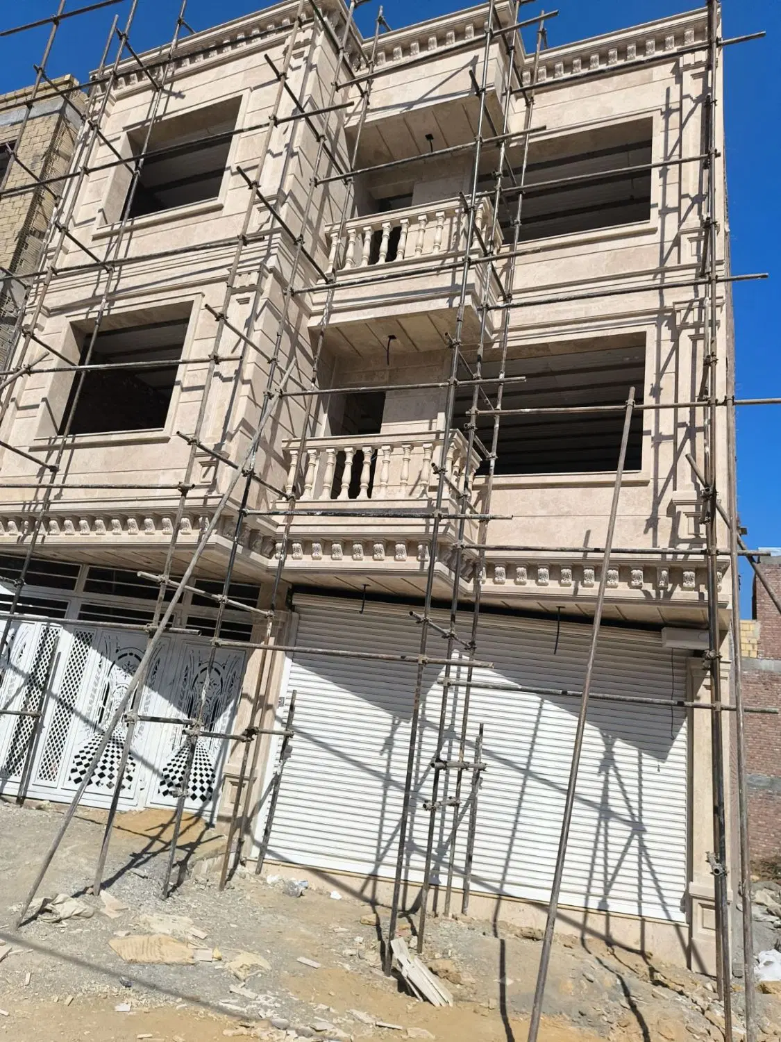 ساختمان دوسرویس مسکونی و یکباب مغازە