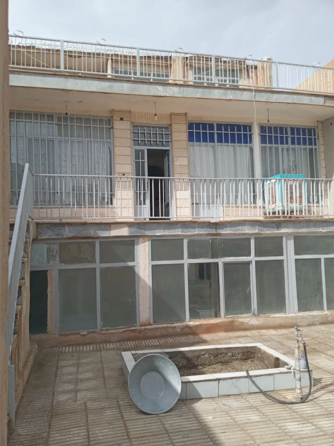 ۲۰۰ متر  خانه ویلایی   ۳ طبقه