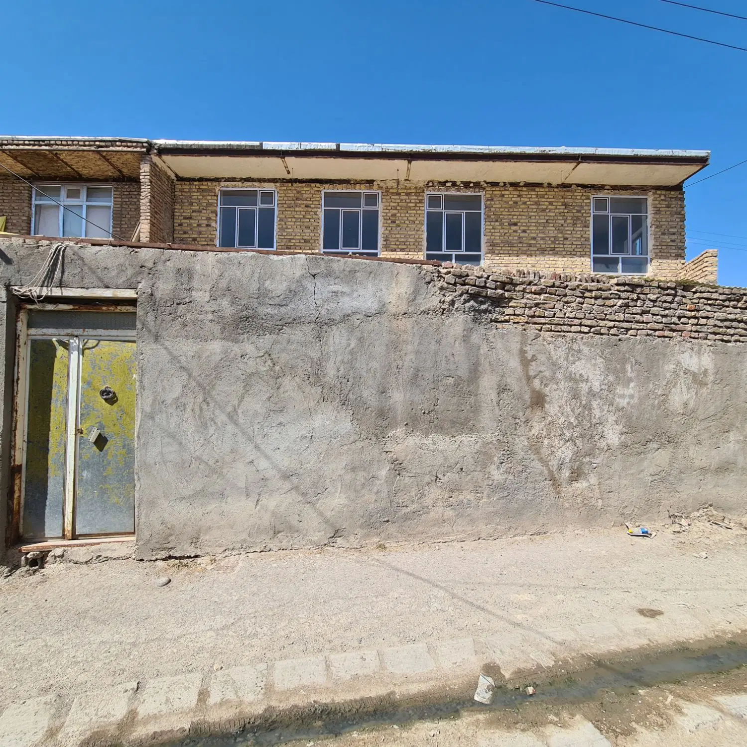 حیاط مسکونی دو طبقه در خواجه
