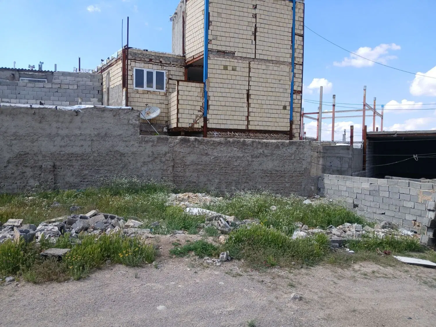 زمین در واقع لاله بابالار