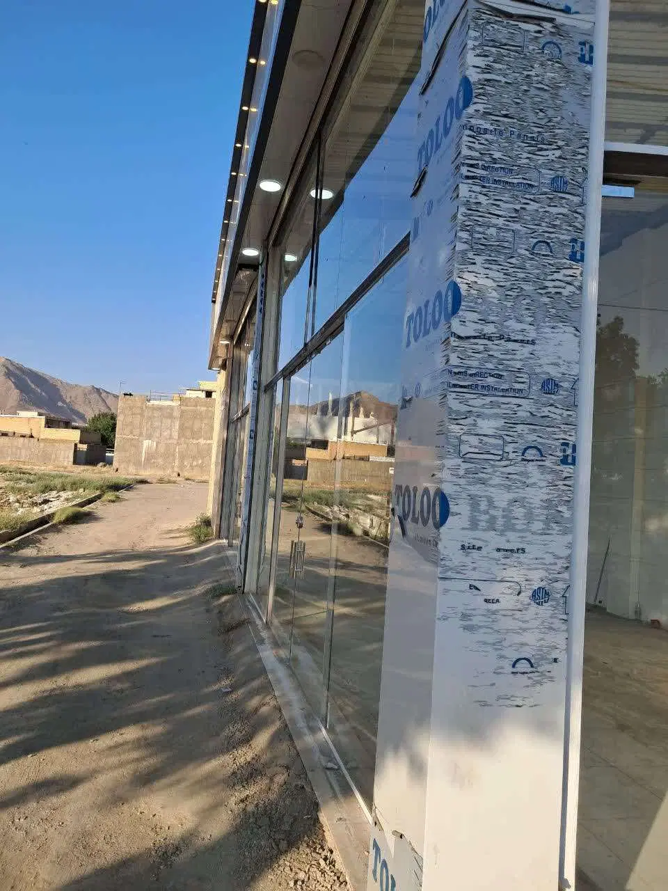 یک باب مغازه تجاری