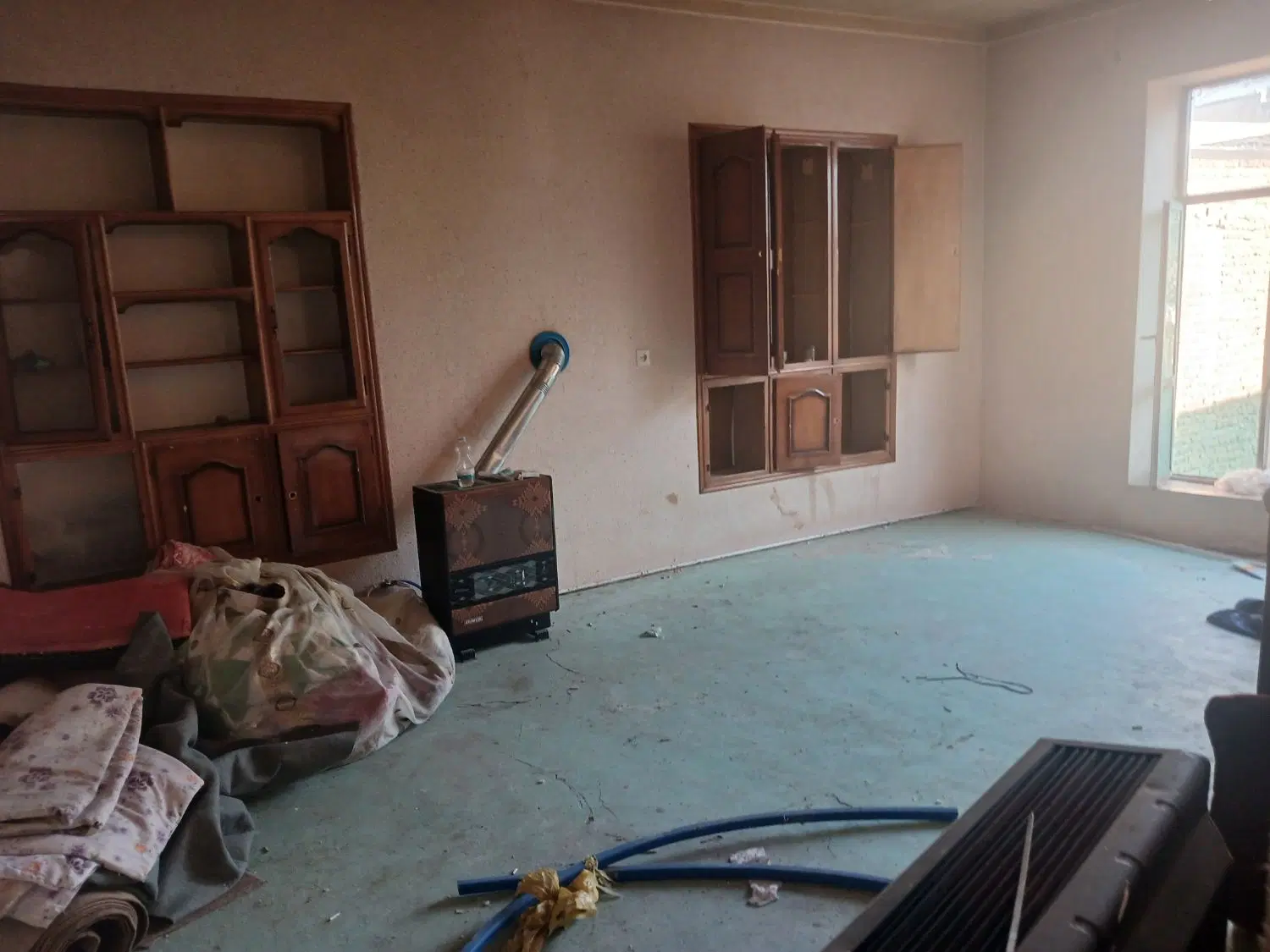منزل  کلنگی ۱۲۰ متر نزدیک مرکز شهر ماشین رو نیست