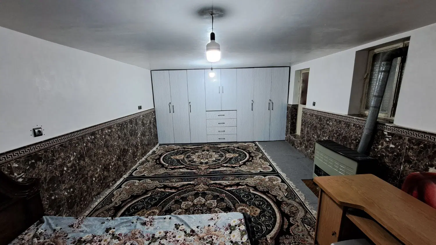 خانه ۲طبقه در حصارک پایین کوچه حسن لازمی بالا
