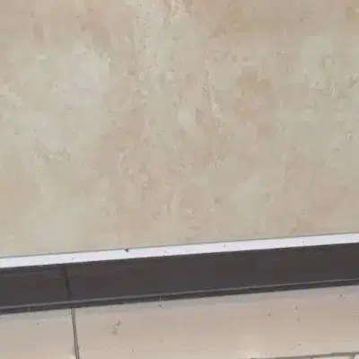 یک واحد طبقه بالا بزرگ داری پارکینگ موتور