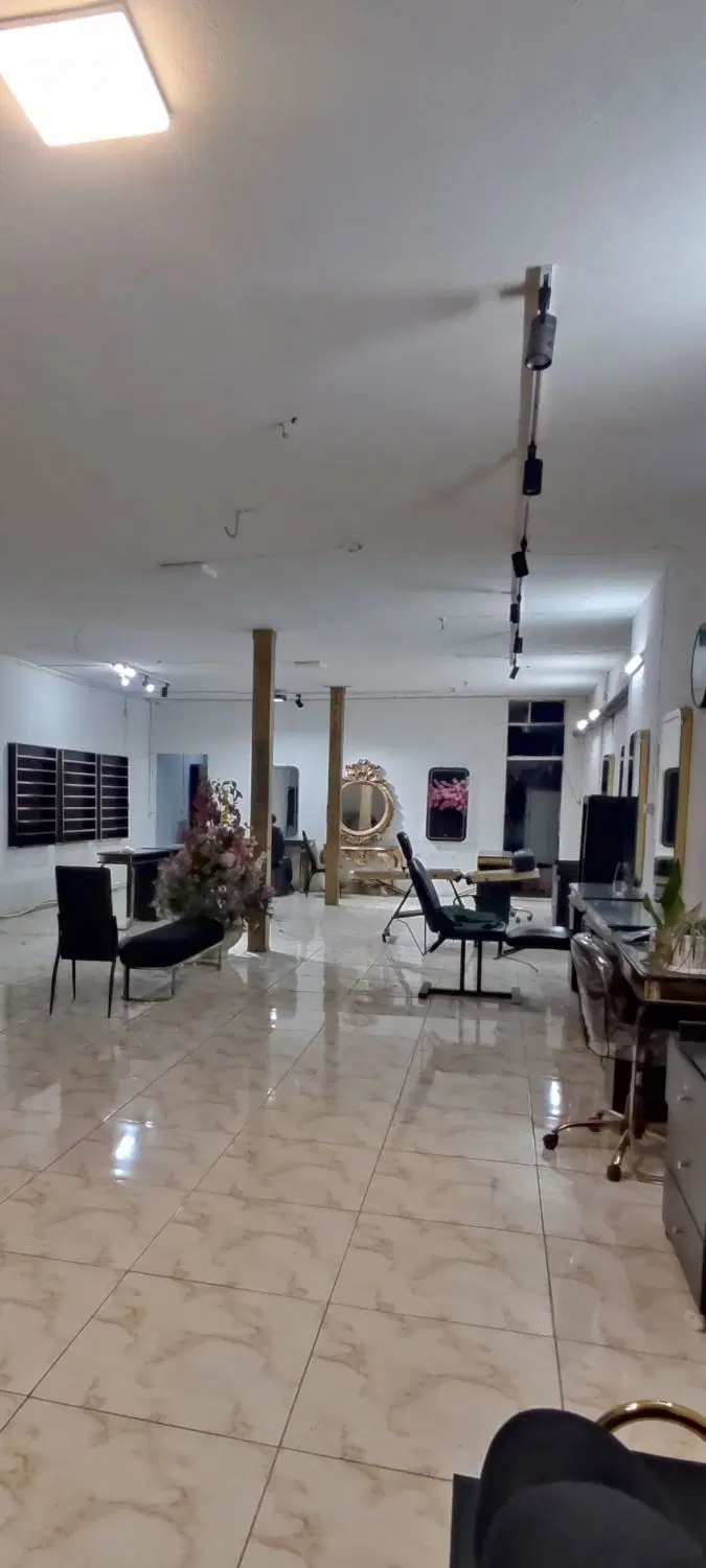 ۱۴۰ متر تجاری ابتدای بیست متری امام خمینی
