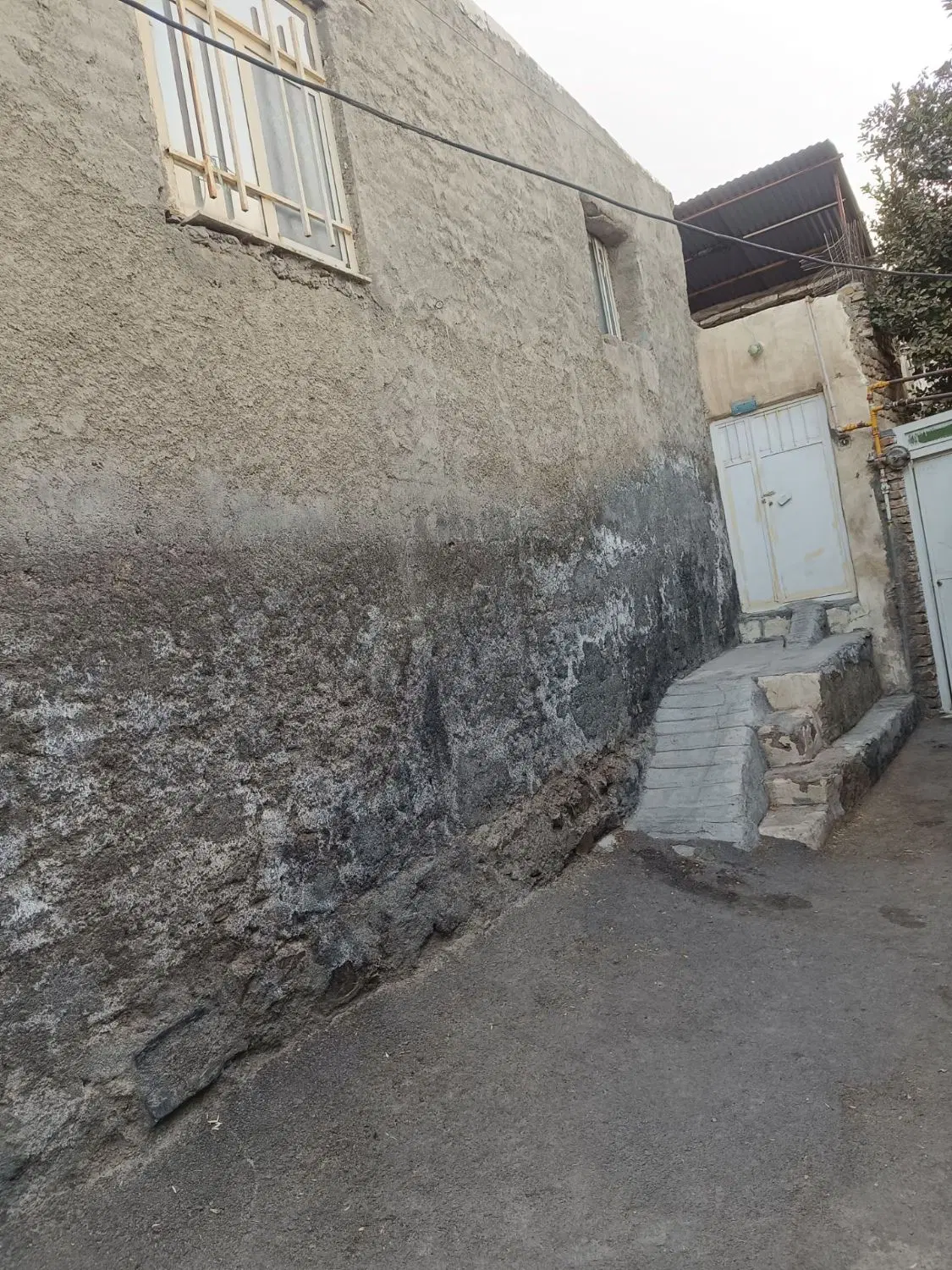 یک خانه اجاره ای  واقع در بیست متری فوتبال
