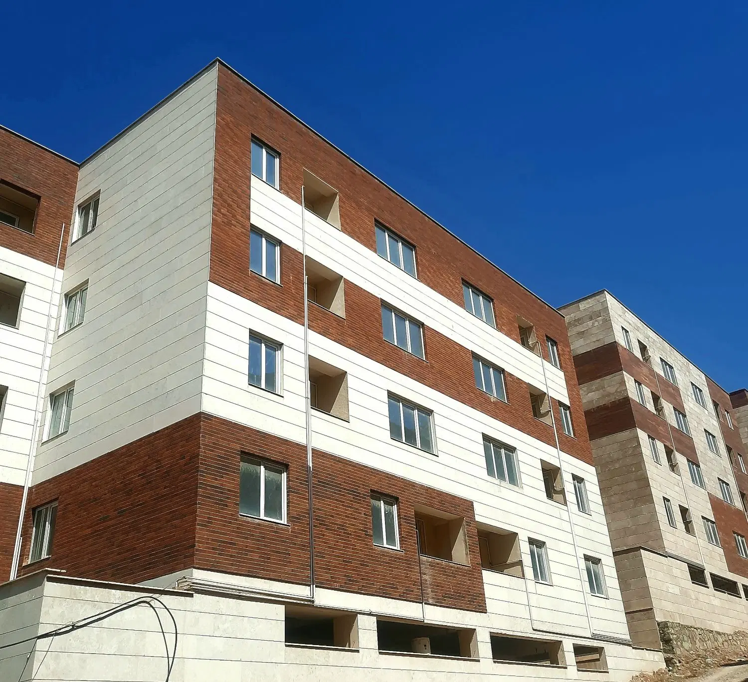 اپارتمان ۲خواب_ پارکینگ سندی_ نما سنگ_ ۸۰ متری