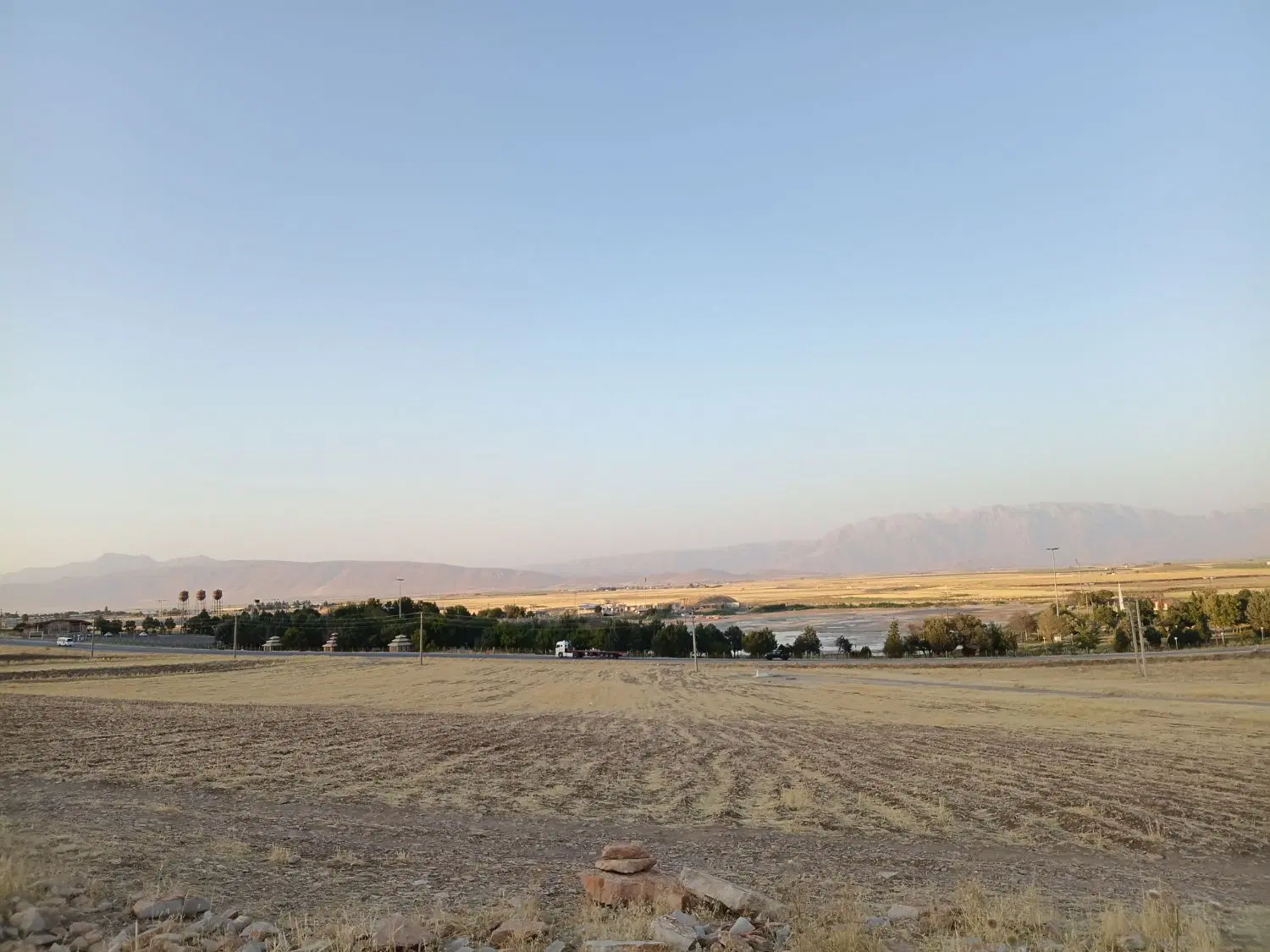 زمین بر جاده سراب نیلوفر