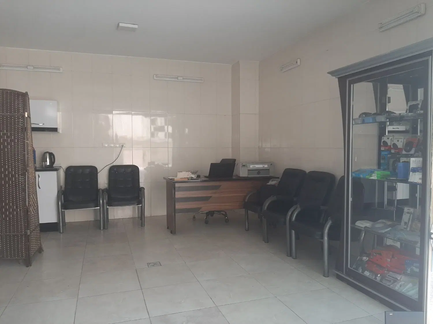 اجاره میز در یک مغازه اشتراکی ترجیحا درزمینه IT