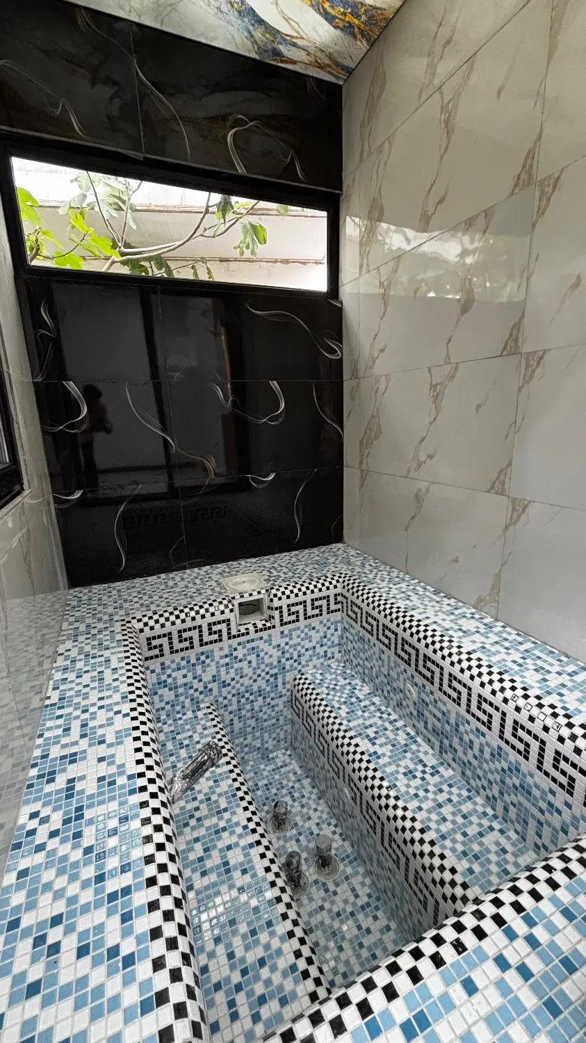 همکف نماشیشه مدرن جکوزی داخل سالن
