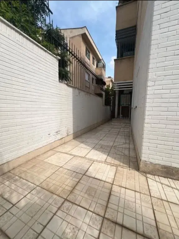 واحد حیاط دار فاز ۳  خ معلم دهخدا