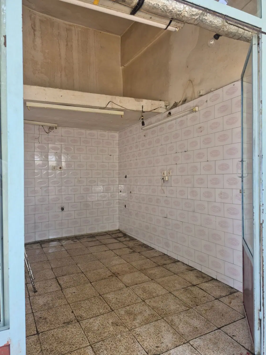 مغازه در تاریکه بازار