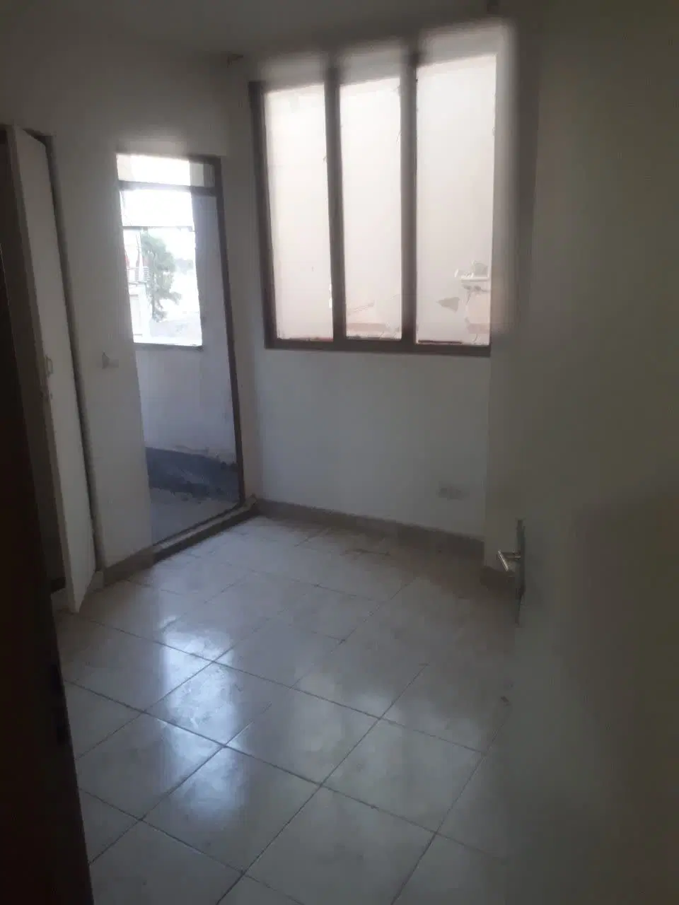 خانه 50 متری سنددار ودارای پارکینک سندی میباشد