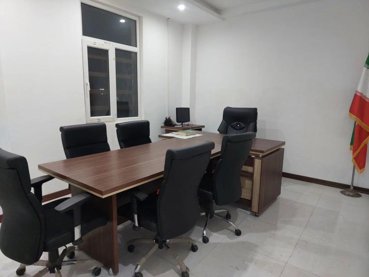 دفتر کار با تمام وسایل