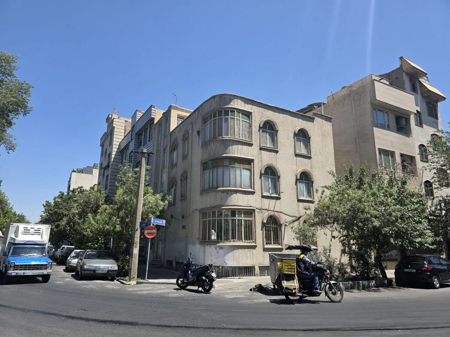 ۱۰۰ متر آپارتمان با ۱۵۰ متر زیرزمین نازی آباد