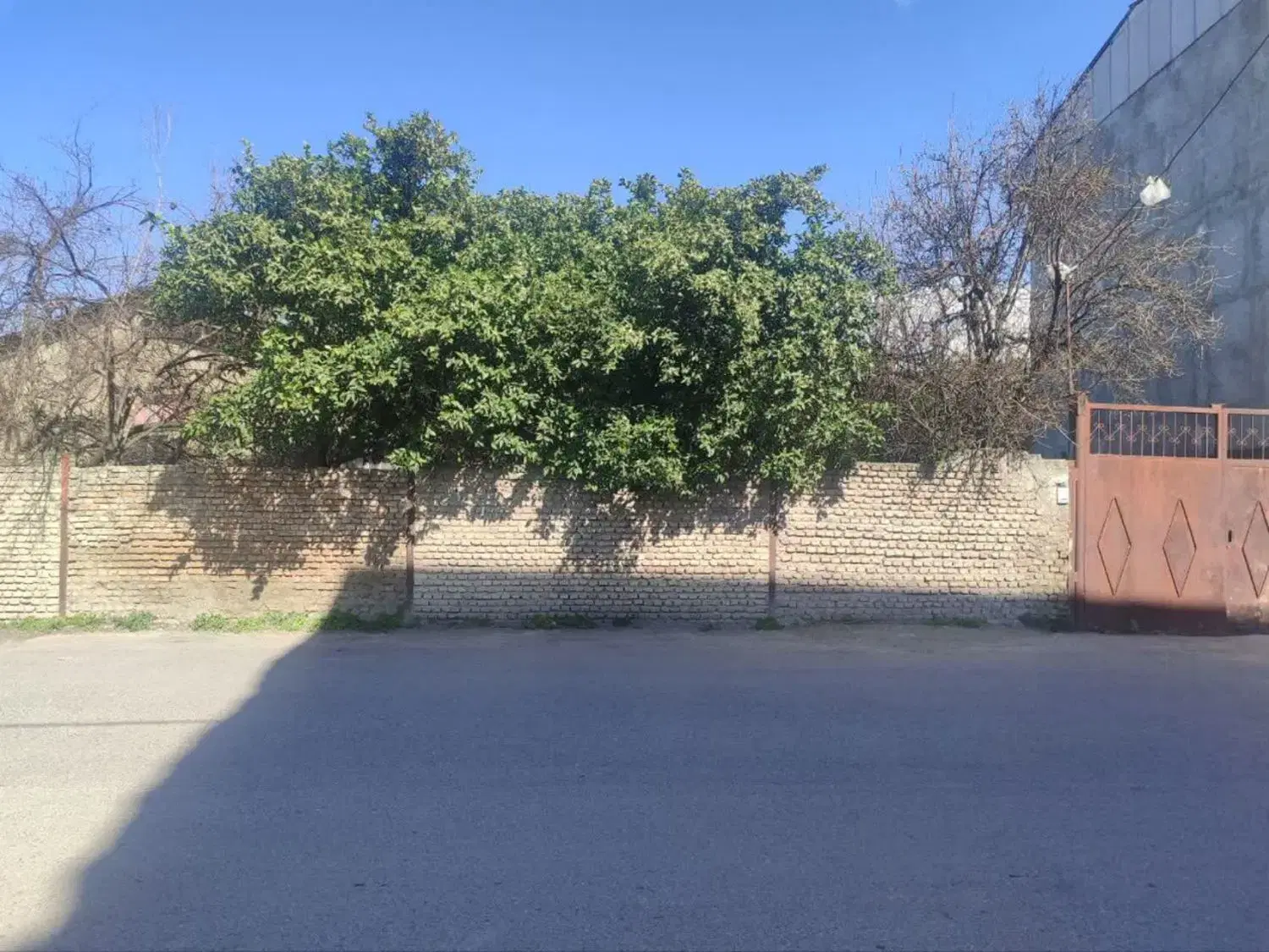 فروش  فوری زمین مسکونی با ۱۲۰متر خانه ویلایی