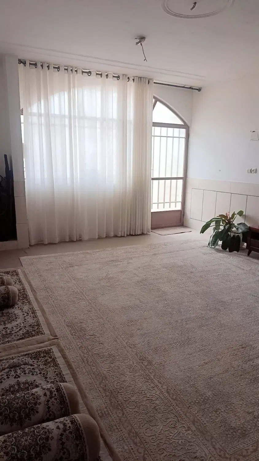 منزل اجاره ای طبقه اول.