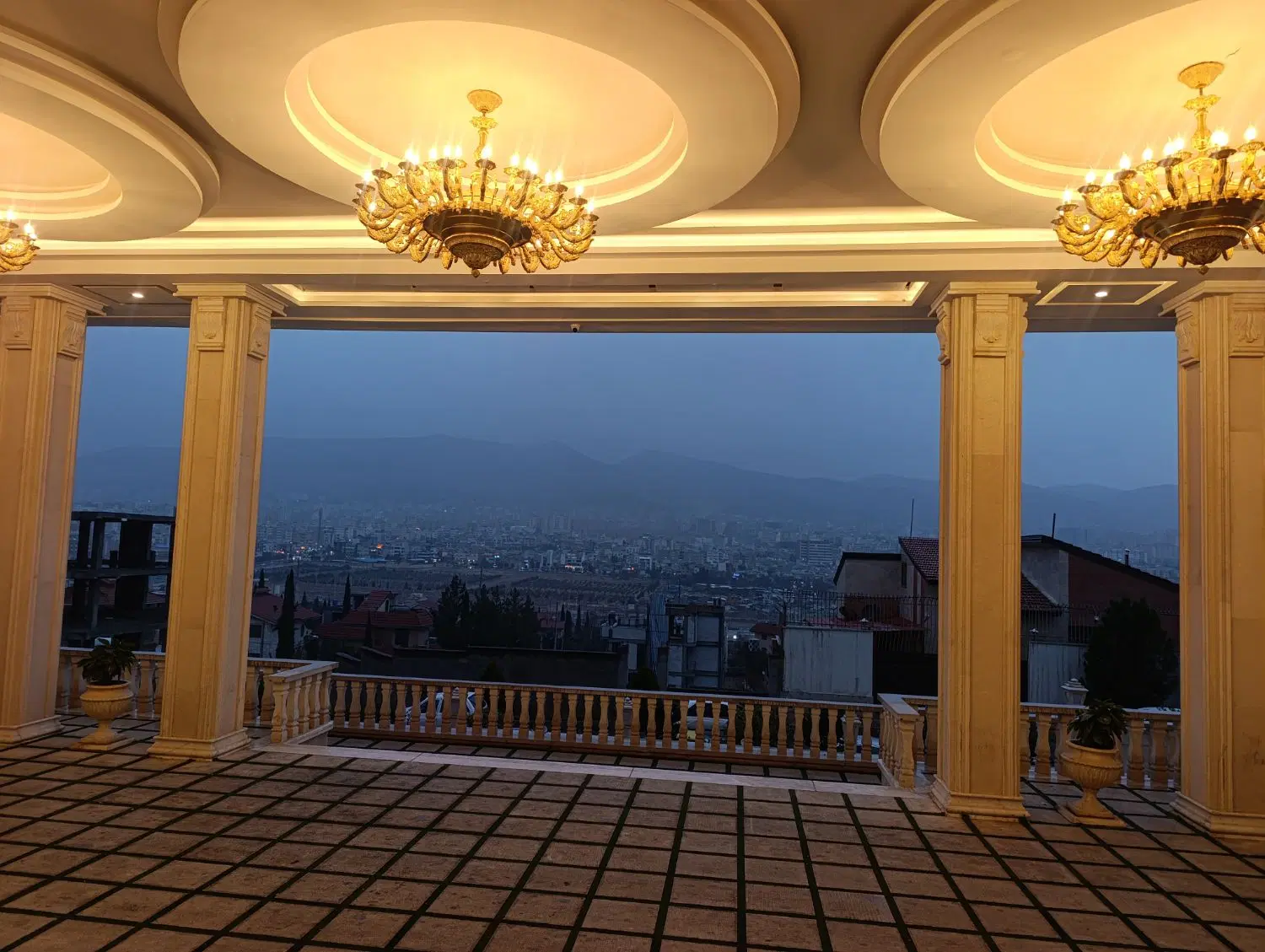 زمین فروشی  تجاری مسکونی بر اصلی  با پروانه