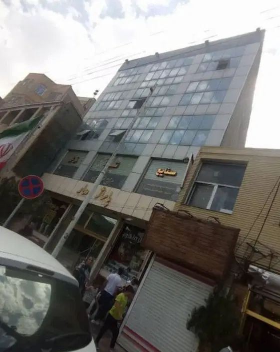 دفتر کار نصف راه روبروی ستاره باران