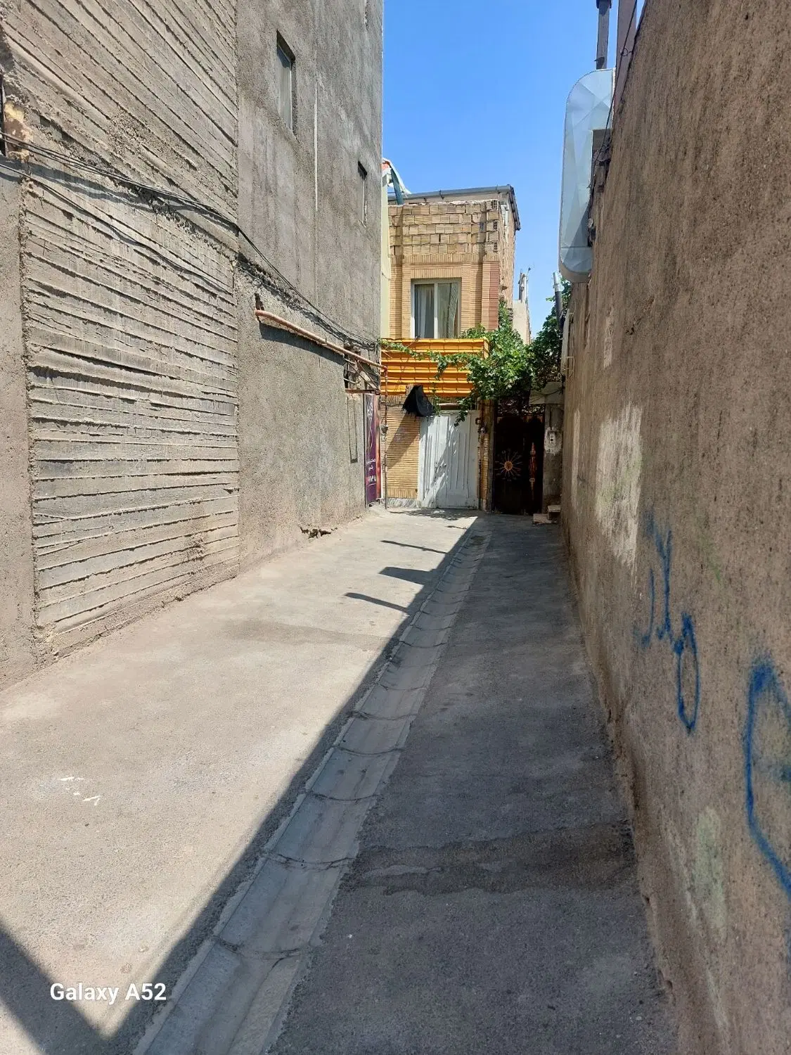 منزل ویلایی همراه با حیاط دوبلکس واقع در قائم ۱۸