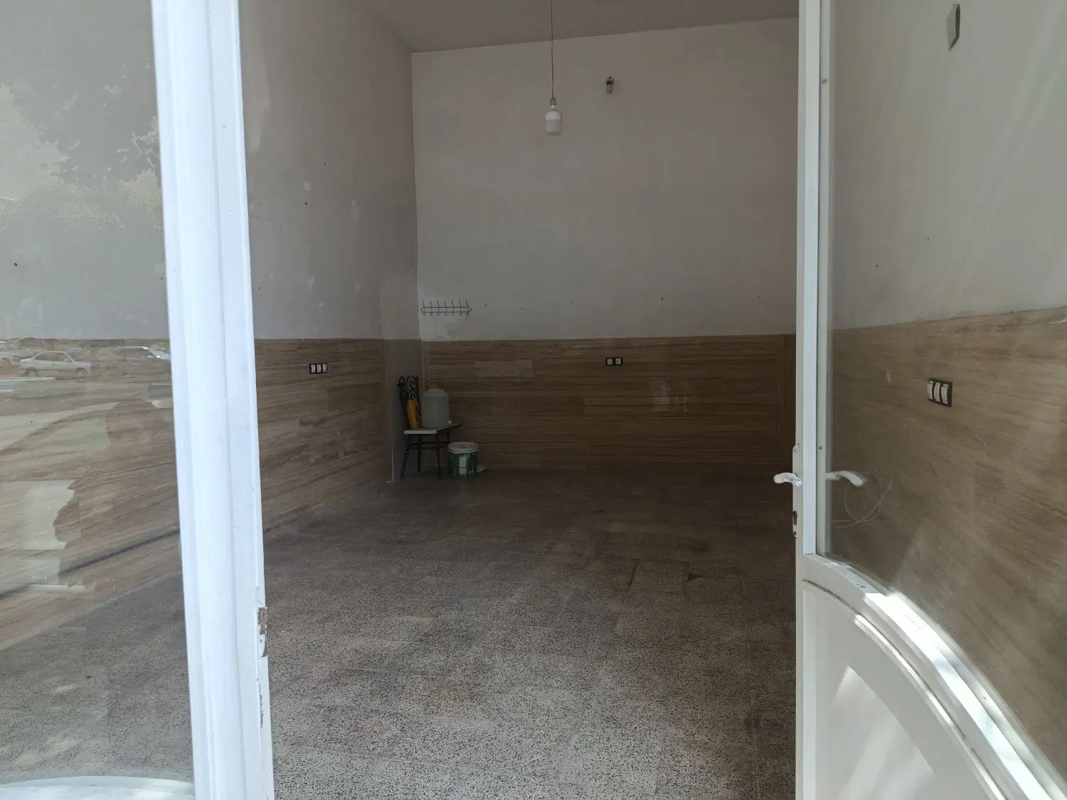 یک مغازه تجاری به متراژ 30 متر اجاره داده میشود