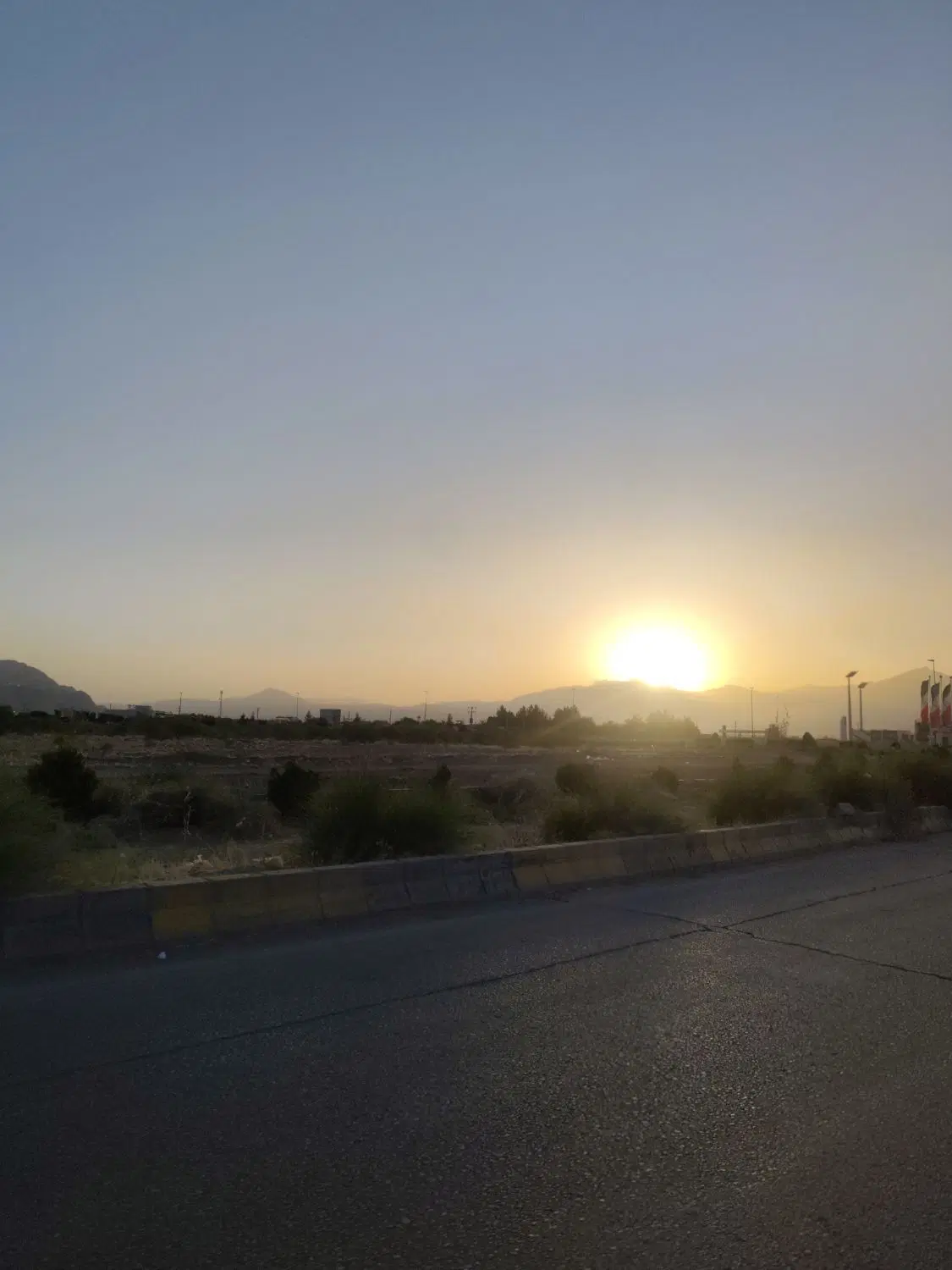 زمین ماهان  پشت پمپ گاز