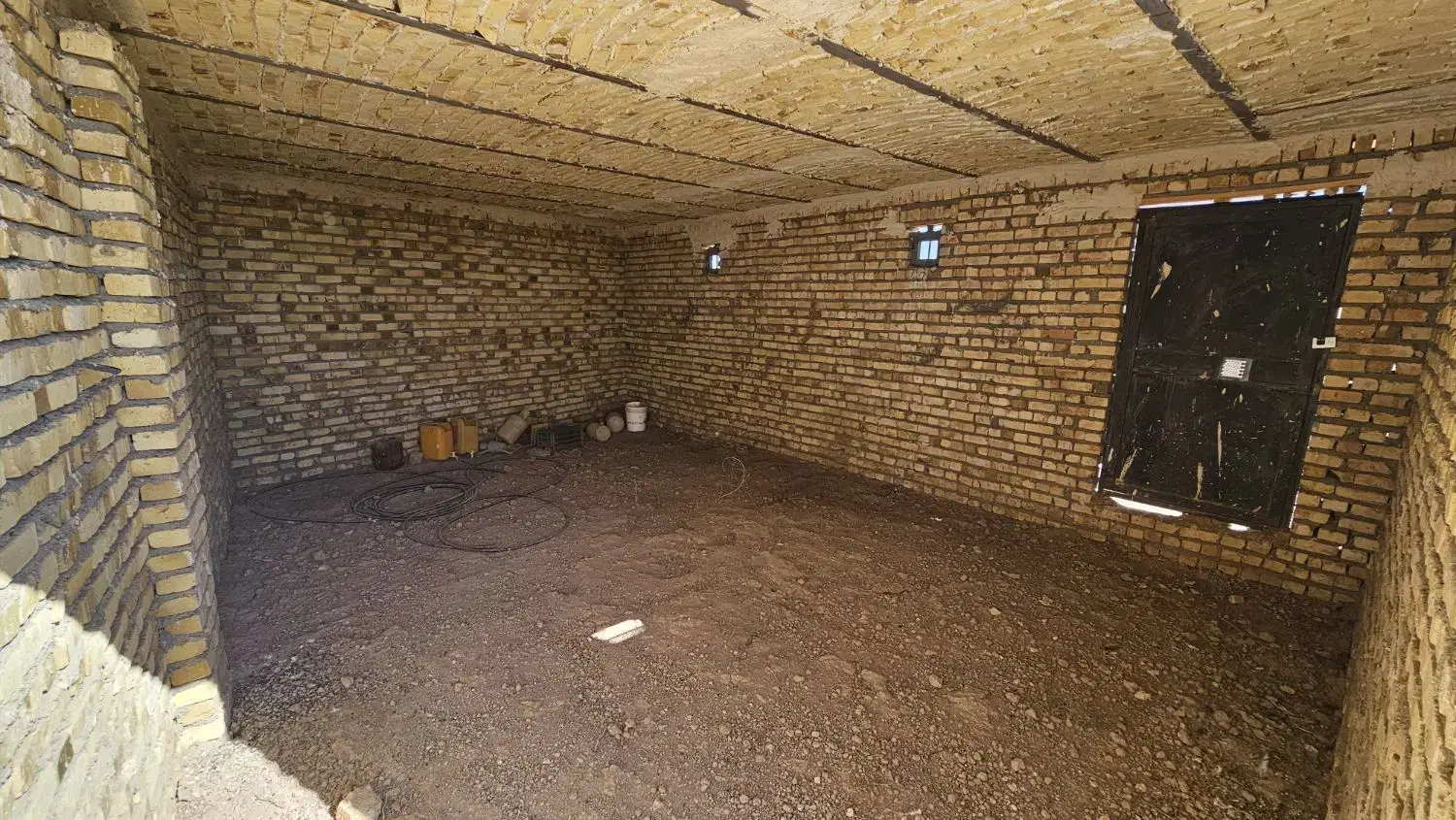 زمین باغی و چهاردیواری