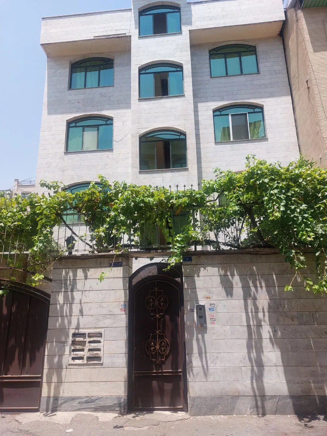 یک واحد مسکونی بفروش میرسد