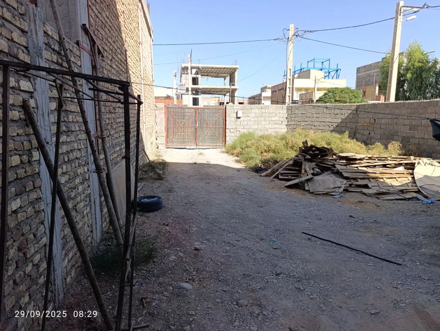 زمین حصار شده یا انبار برای اجاره