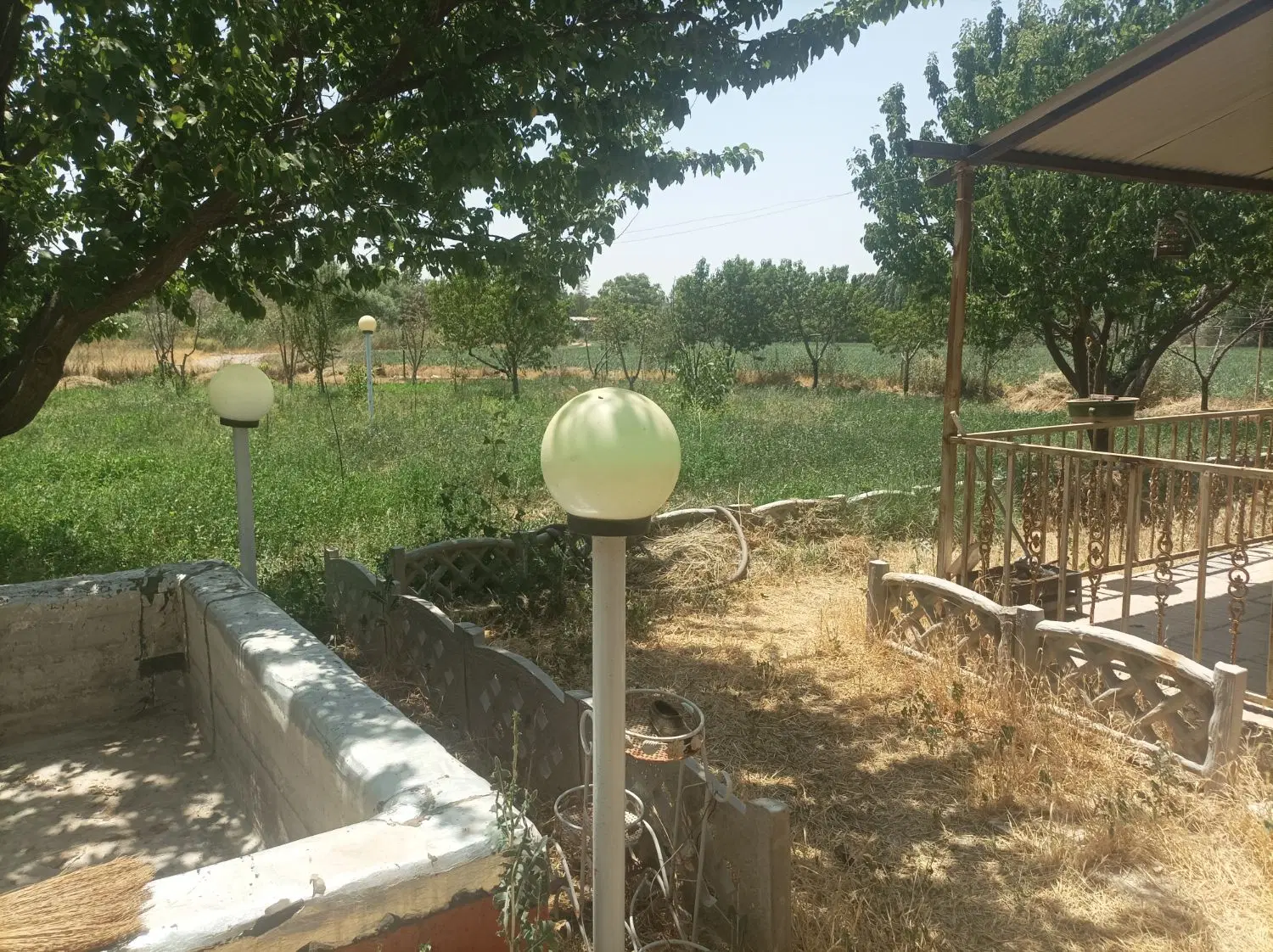 باغ جاده آمادگاه ۱۰۰۰متر دارای ساختمان برق آب مجزا