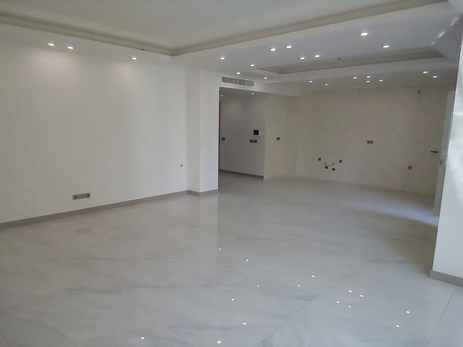 ۳۲۰ متر ویلای با موقعیت تجاری