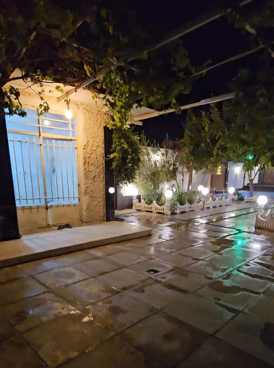 نگهبان برای باغ نزدیک و امن