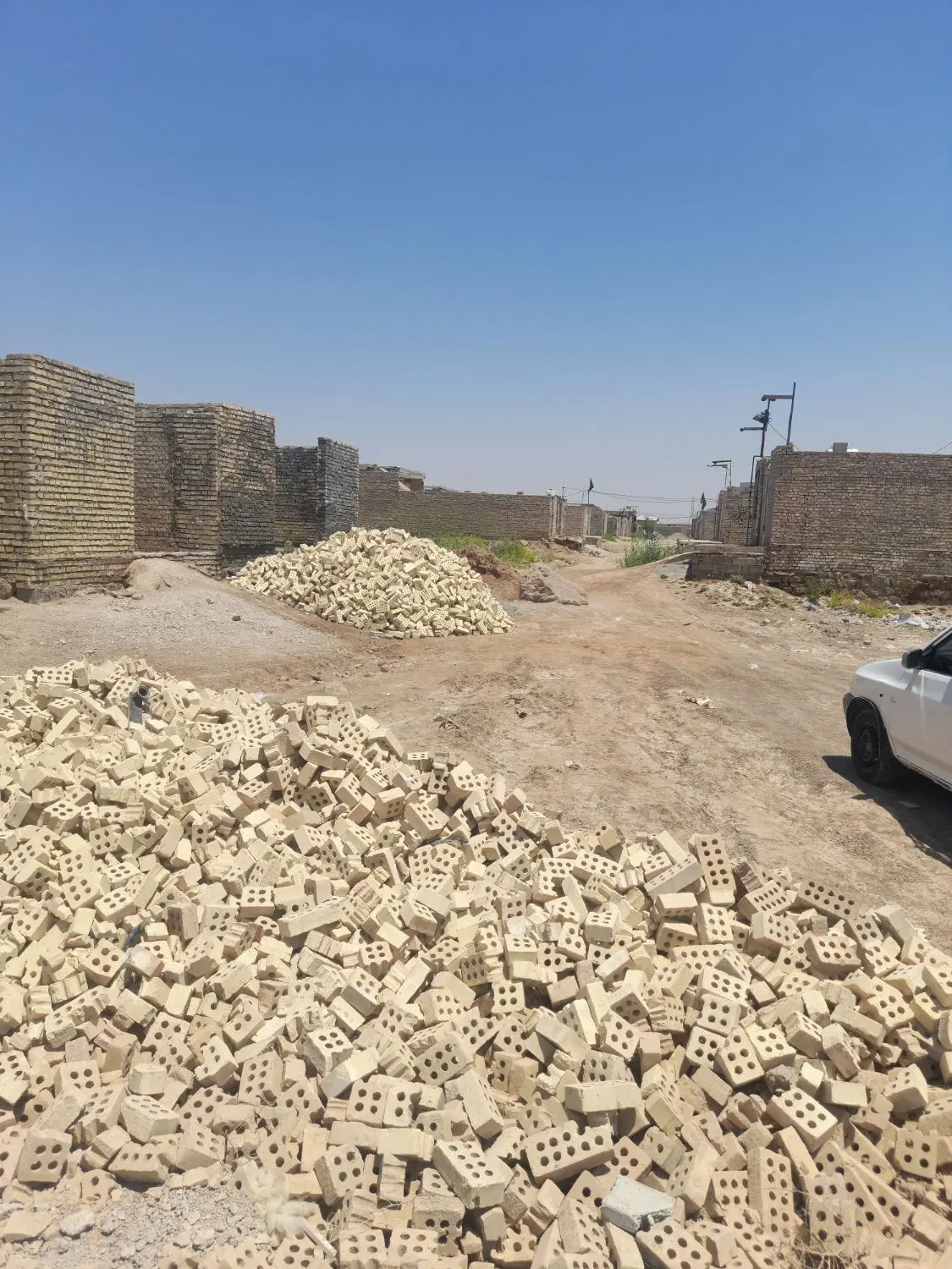 زمین.خانه نیمه کاره در عین دو