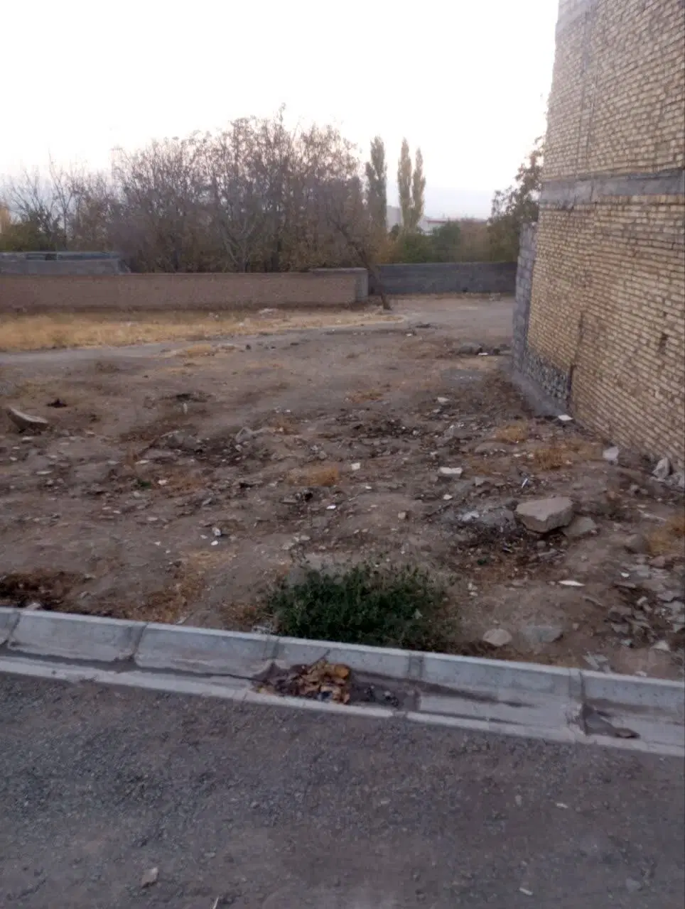 زمین پایین کوه 150متر