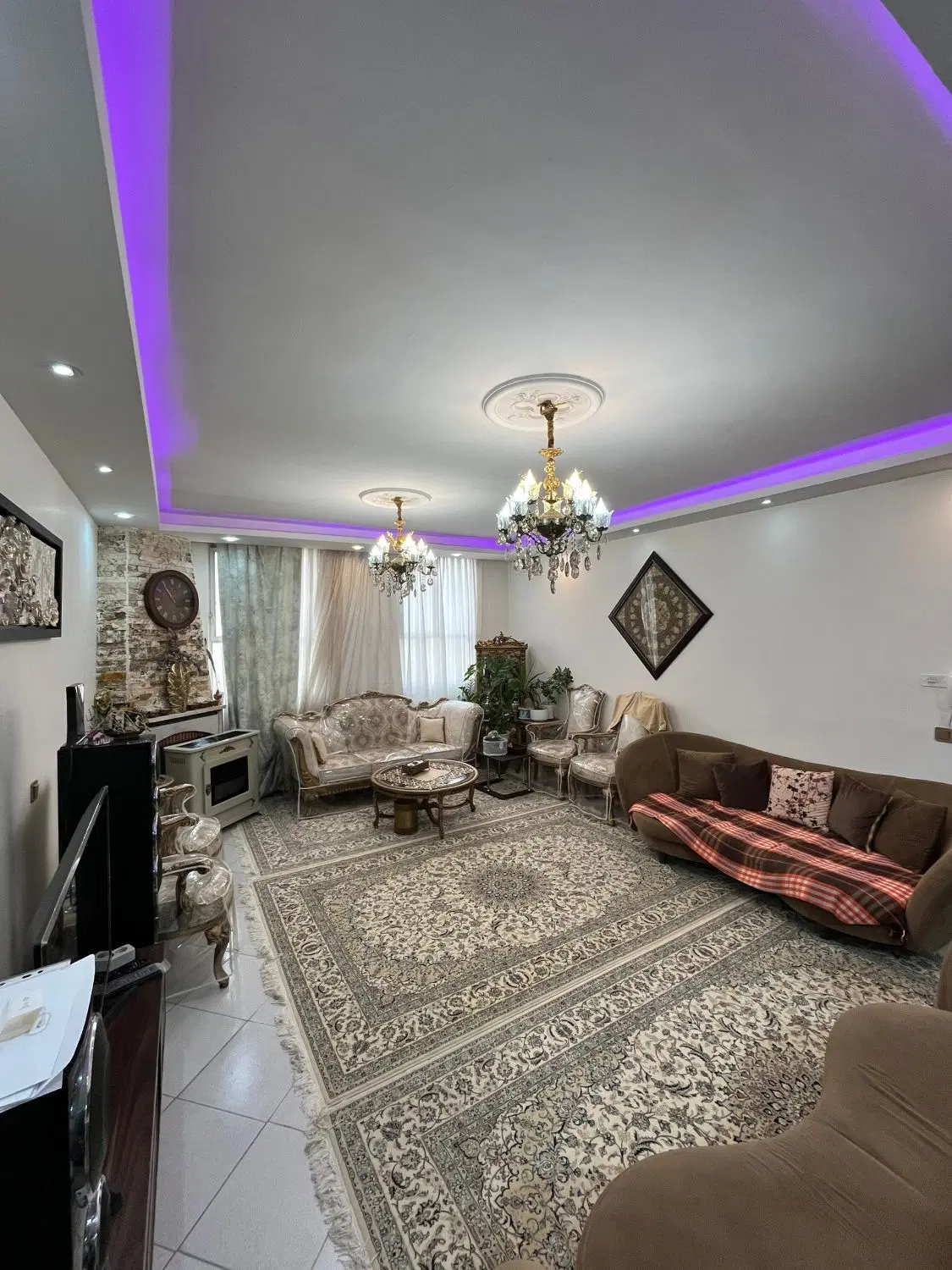 ۹۸ متری دوخواب  رو به خیابان دارای پارکینگ