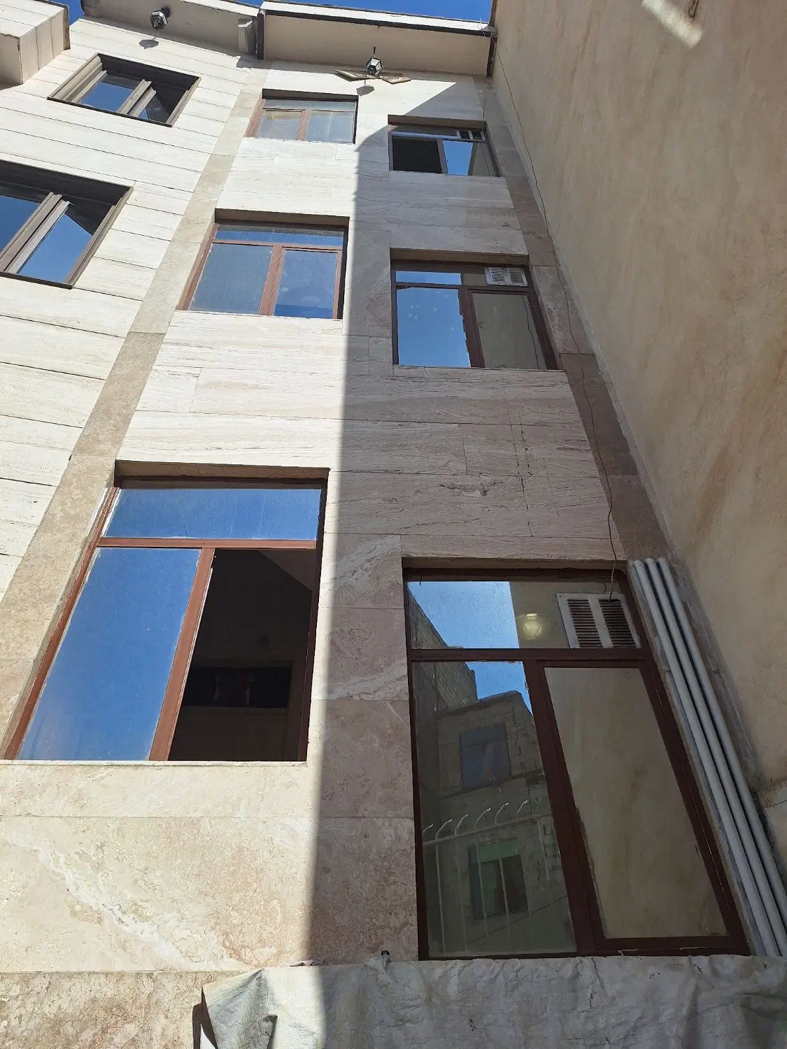 سه طبقه ویلایی خاکسفید