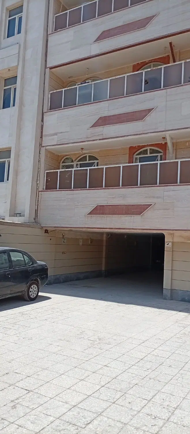 ۱۰۰متری طبقه اول جلو گلستان