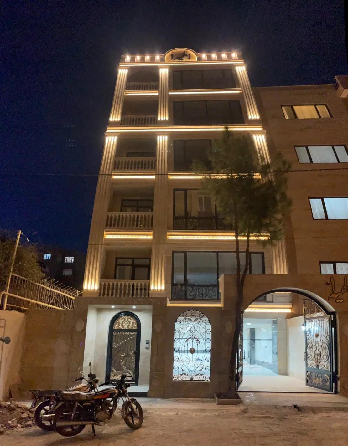 آپارتمان ۱۸۵ متری،خیابان تختی، کلید نخورده