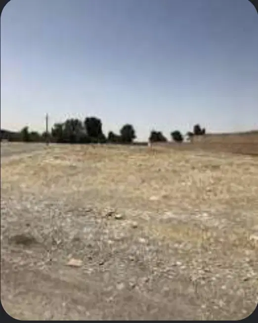 زمین بایر بین دو جاده اصلی نزدیک روستای گیلی