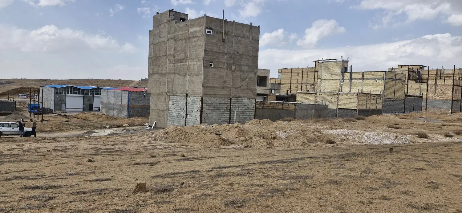 زمین تجاری به متراژ ۲۰۰m ۱۰×۲۰ بر خیابان ۱۴ متری