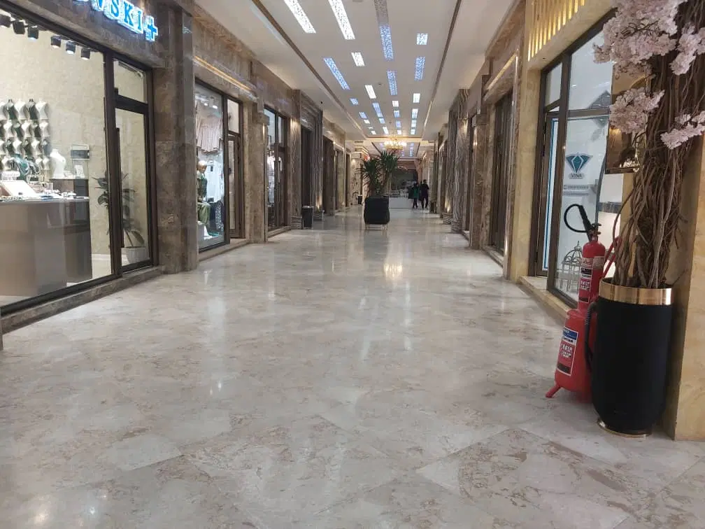 مغازه ۲۳ متری واقع در انزل مال