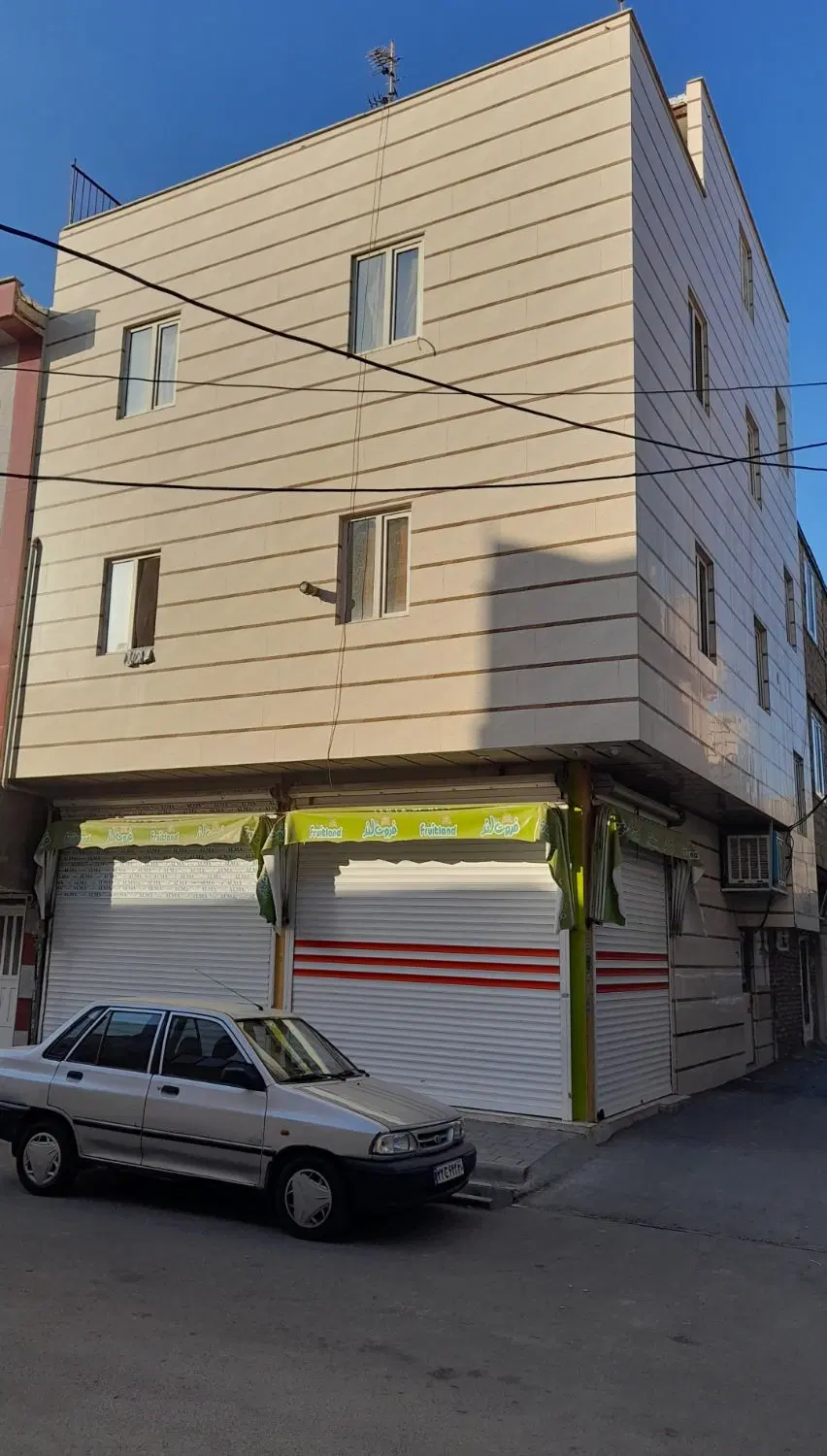 ملک دونبش به همراه دومغازه