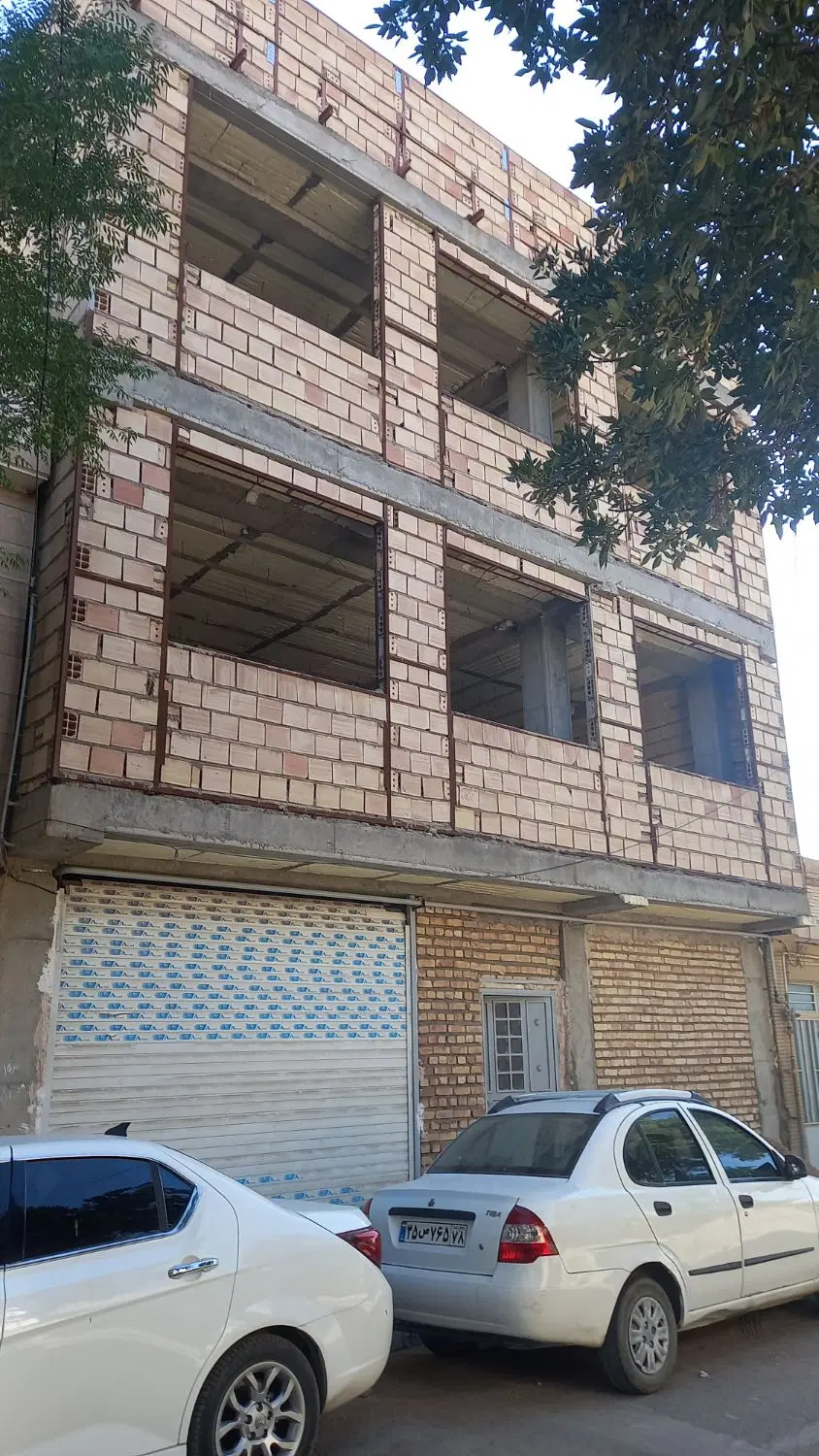آپارتمان سه طبقه نیمه ساز