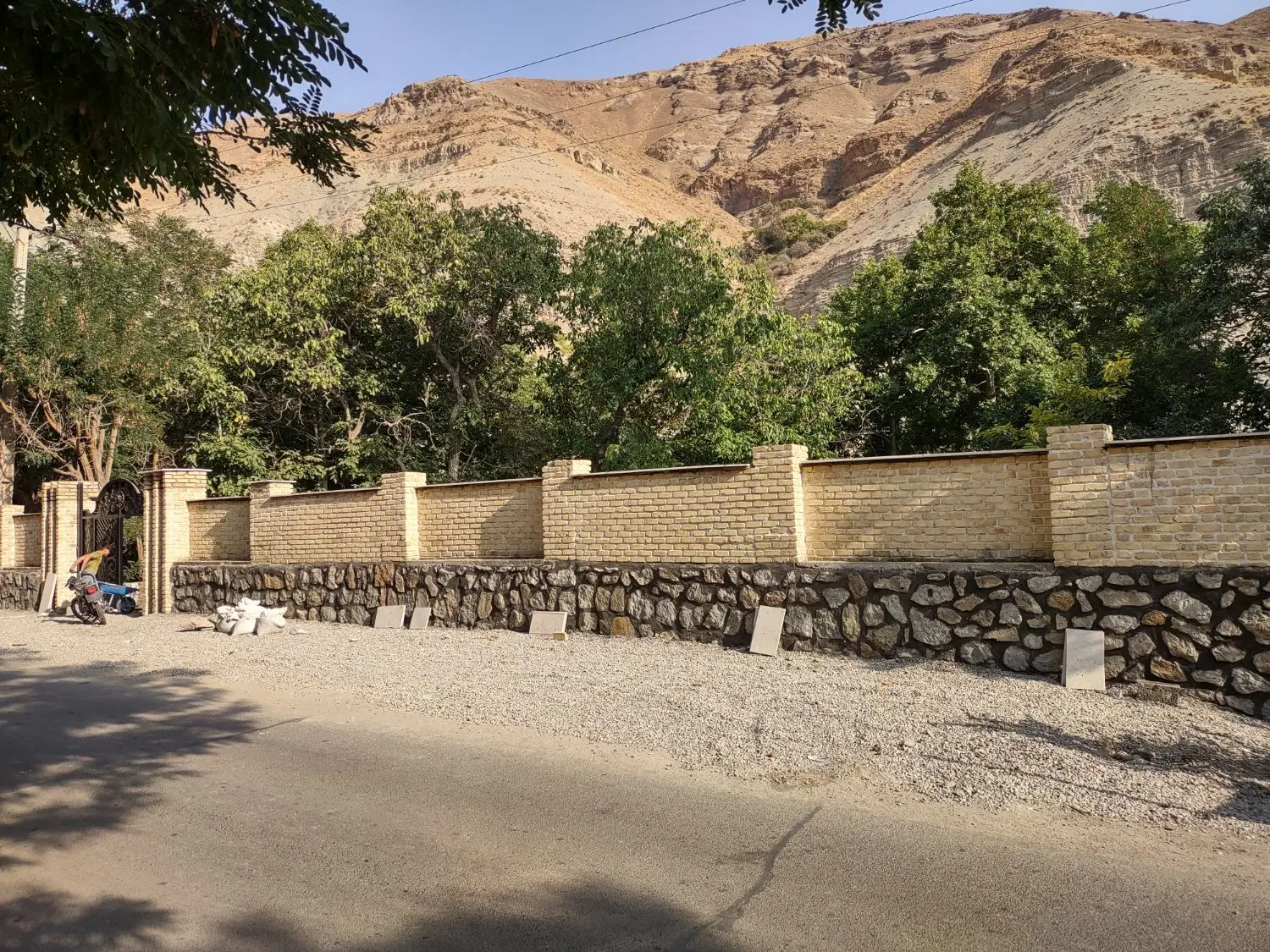 باغ ۱۰۷۹ متری بر جاده و رودخانه، کردان ورده
