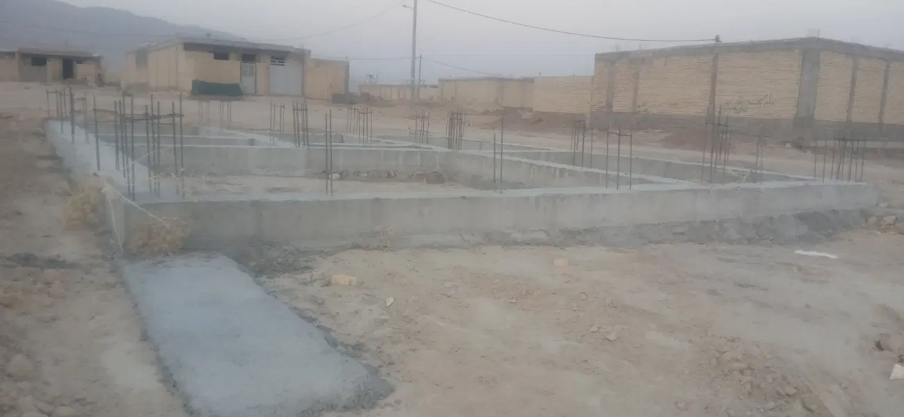 فروش پایه شناژ زمین پشت دانشگاه آزاد بانقشه ۳خواب
